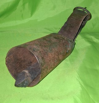 Antiguo cencerro de latón