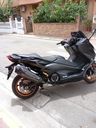 Yamaha TMAX Negra
