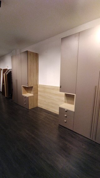 Taller de carpinteria con tienda cocinas.