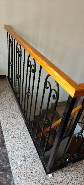 Barandilla forja y madera escaleras impecable.
