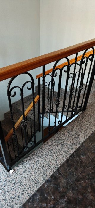 Barandilla forja y madera escaleras impecable.