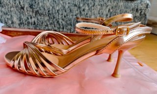 Sandalias doradas tacón fino Talla 40