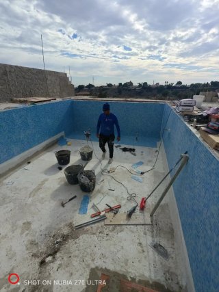 Reforma de piscina: azulejos y piedra