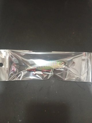 Señuelo de pesca verde y morado