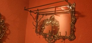 Conjunto de bronce:mesa,espejo,reloj, jarra y grul
