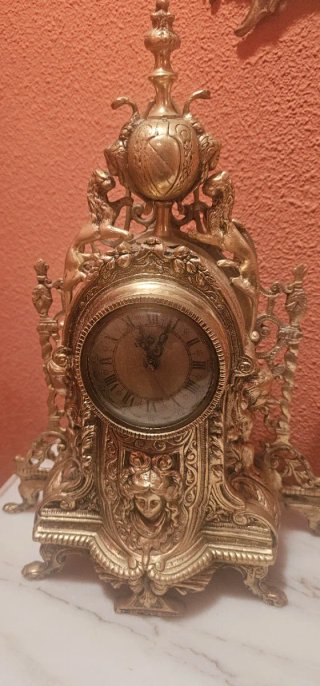Conjunto de bronce:mesa,espejo,reloj, jarra y grul