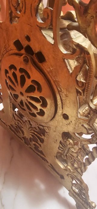 Conjunto de bronce:mesa,espejo,reloj, jarra y grul