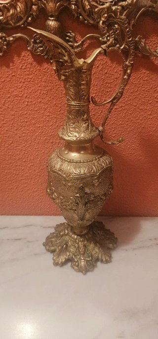 Conjunto de bronce:mesa,espejo,reloj, jarra y grul