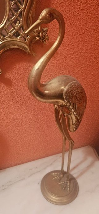 Conjunto de bronce:mesa,espejo,reloj, jarra y grul