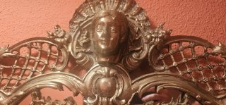 Conjunto de bronce:mesa,espejo,reloj, jarra y grul