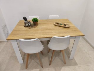 Mesa comedor + 4 sillas madera y blanco