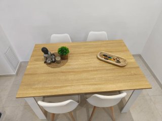 Mesa comedor + 4 sillas madera y blanco