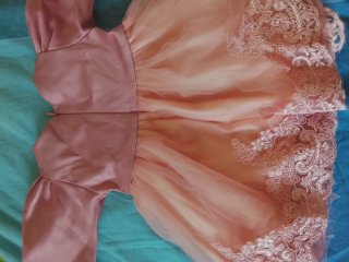 Vestido de niña rosa con encaje