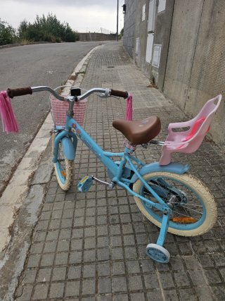 Bicicleta infantil azul con cesta