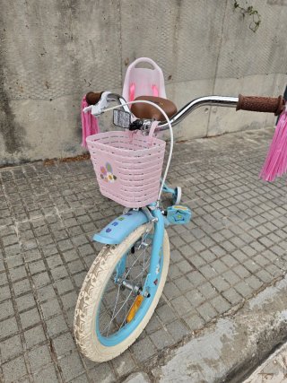 Bicicleta infantil azul con cesta