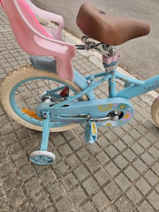 Bicicleta infantil azul con cesta