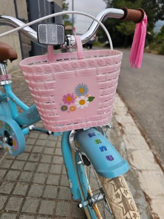 Bicicleta infantil azul con cesta