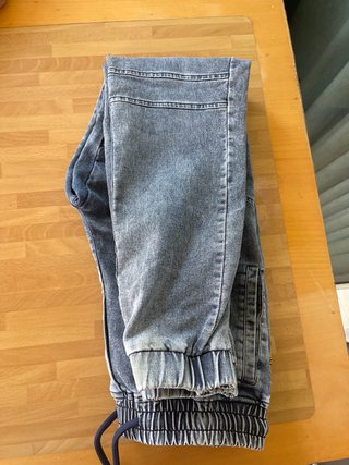 Pantalón largo vaquero desgastado