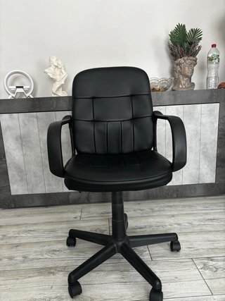 Silla de oficina negra regulable