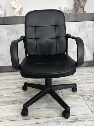 Silla de oficina negra regulable