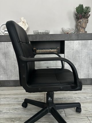 Silla de oficina negra regulable
