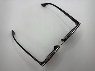 Gafas de sol negras y azules