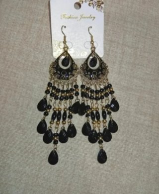Pendientes largos negros y dorados