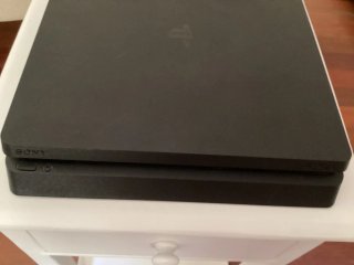 PS4 + 2 Mandos (Negro y Rojo)