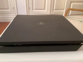 PS4 + 2 Mandos (Negro y Rojo)