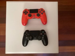 PS4 + 2 Mandos (Negro y Rojo)