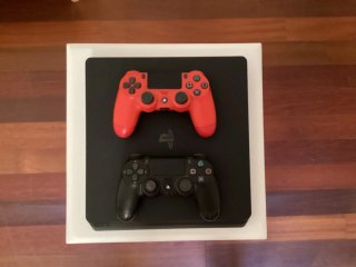 PS4 + 2 Mandos (Negro y Rojo)