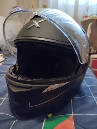 Casco de moto negro mate