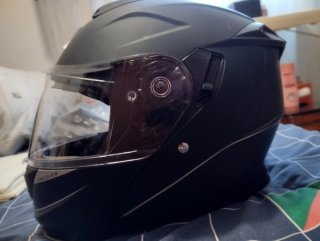 Casco de moto negro mate