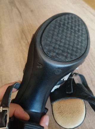 Sandalias de piel tacón negras.