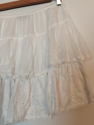 Falda corta volantes Charo Ruiz blanca.