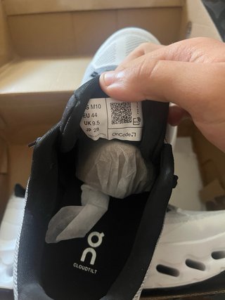 Zapatillas On grises y blancas