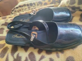 Sandalias negras con tira y hebilla