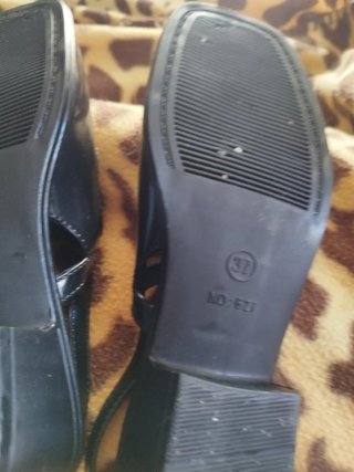 Sandalias negras con tira y hebilla