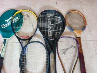 Lote de 11 raquetas de tenis y bádminton