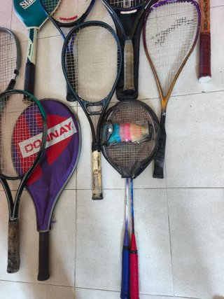 Lote de 11 raquetas de tenis y bádminton