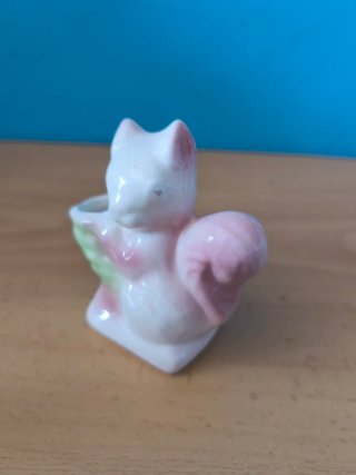 Figura de porcelana de ardilla