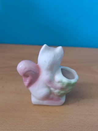 Figura de porcelana de ardilla