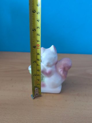Figura de porcelana de ardilla