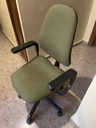 Silla de escritorio ergonómica verde.