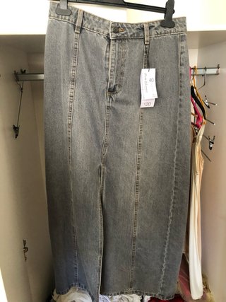 Giacche, cappotti, vestiti e pantaloni in varietà