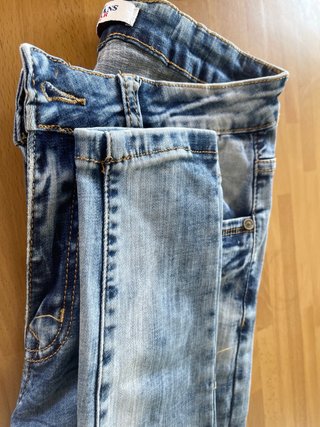 Pantalón tejano desgastado