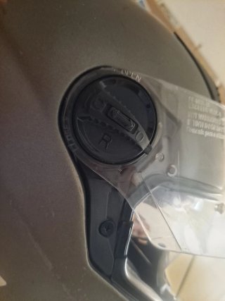 Casco de moto LS2 gris.