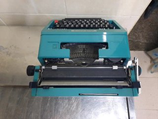 Máquina de escribir Olivetti Studio 45 con maletín