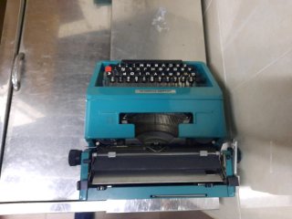 Máquina de escribir Olivetti Studio 45 con maletín