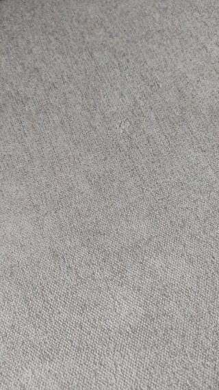 Silla de escritorio gris con ruedas.